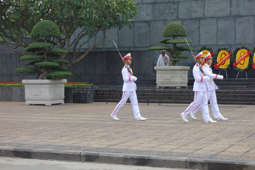 Vaktavlösning vid Ho Chi Minh-mausoleet, Hanoi.
