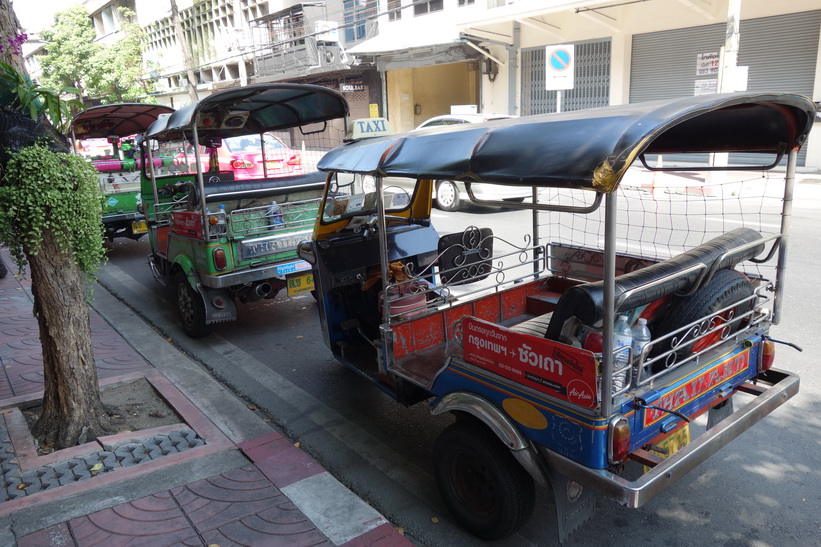 Tuk-Tuks längs Charoen Krung road, Bangkok.