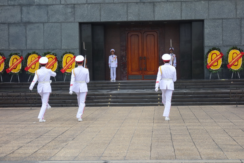 Vaktavlösning vid Ho Chi Minh-mausoleet, Hanoi.