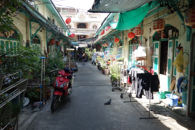 Liten gränd vid Charoen Krung road, Bangkok.