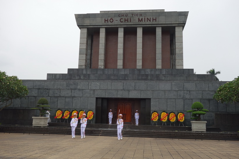 Vaktavlösning vid Ho Chi Minh-mausoleet, Hanoi.