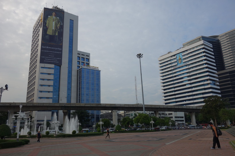 Vid entrén till Lumpini-parken, Bangkok.