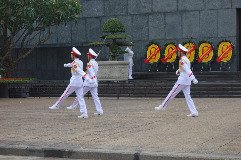 Vaktavlösning vid Ho Chi Minh-mausoleet, Hanoi.