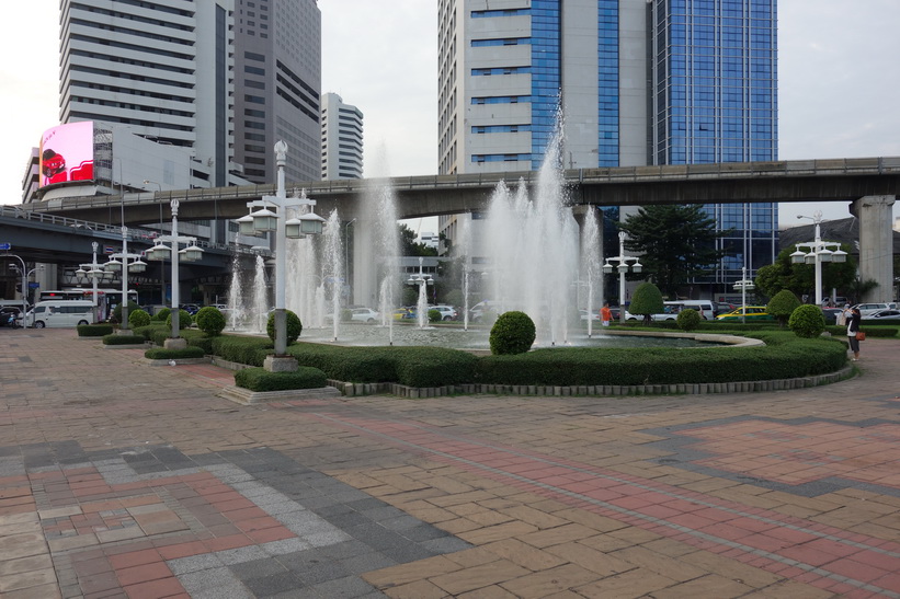 Vid entrén till Lumpini-parken, Bangkok.