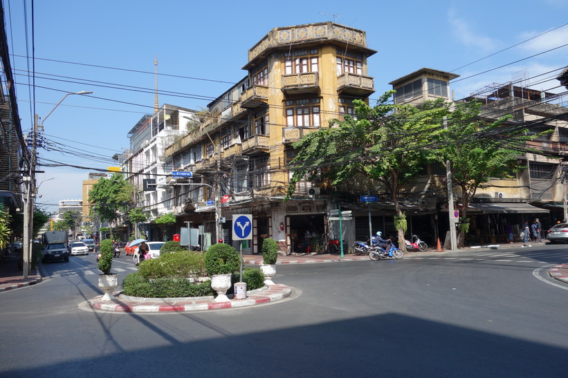 Gammal vacker arkitektur längs Charoen Krung road, Bangkok.