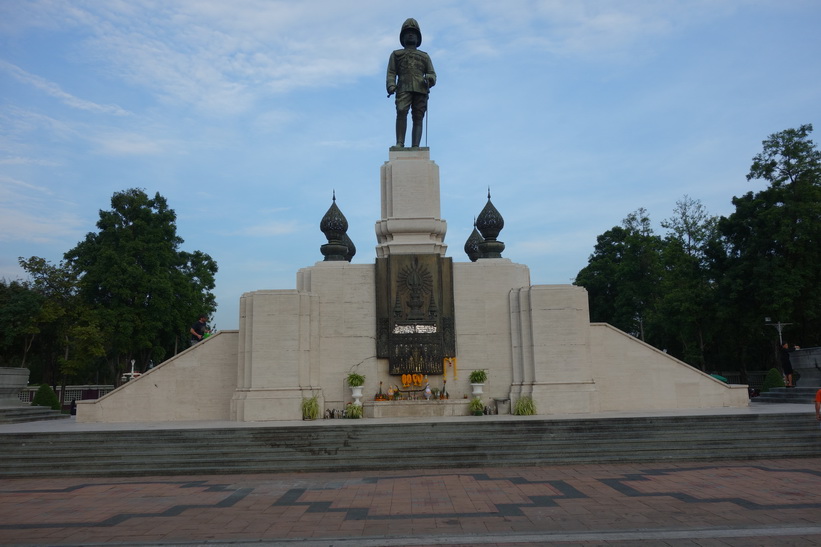 King Rama VI Monument vid entrén till Lumpini-parken, Bangkok.