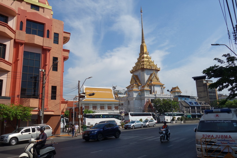 Wat Traimit, Chinatown, Bangkok. Jag var inne i templet redan 1993 och kollade in den fyra meter höga guldstatyn av 18 karat guld som väger 5,5 ton! Idag nöjde jag mig med att betrakta templet från andra sidan gatan.