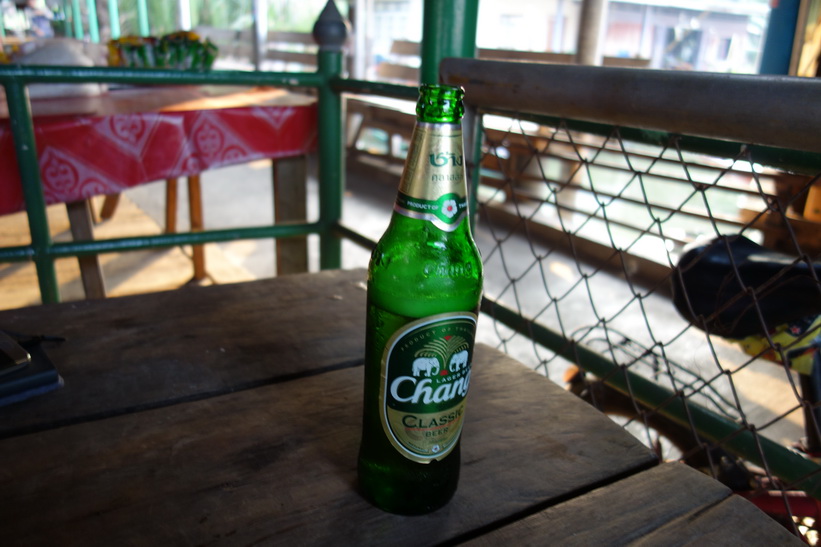 En välförtjänt Chang efter cykelturen. Tillbaka på Bang Kachao-piren i Bang Kachao, Bangkok.