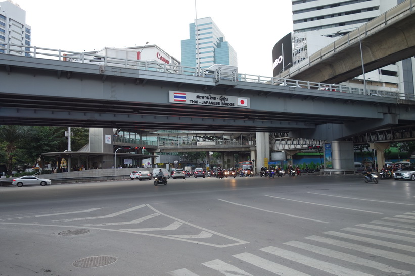 Thai-Japanese Bridge i Sala Daeng-korsningen, Bangkok.