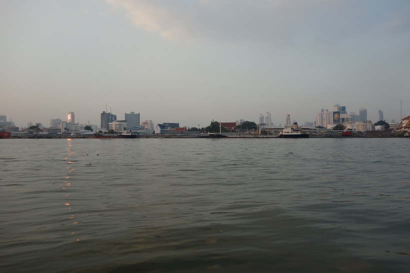 På väg tillbaka till Khlong Toey-piren, Bangkok.