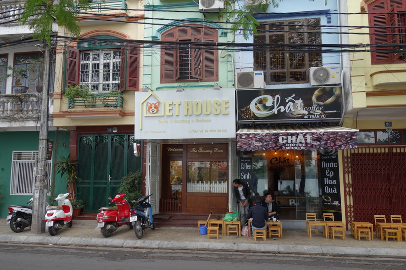 Gatan Trấn Vũ vid TTrúc Bạch-sjön, Hanoi.