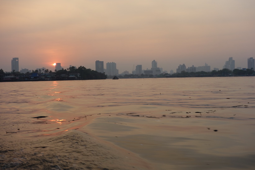 På väg tillbaka till Khlong Toey-piren, Bangkok.