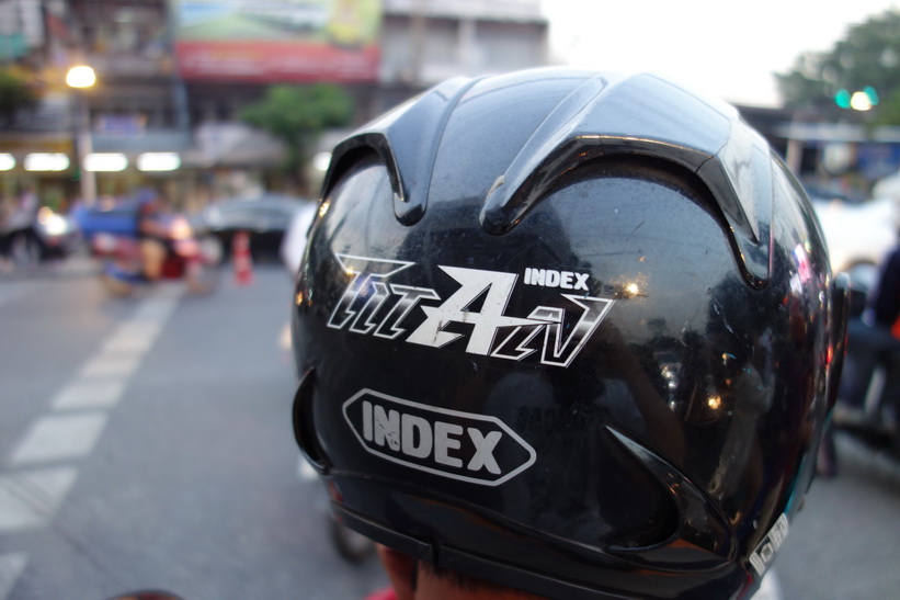 På väg med motorcykeltaxin från Khlong Toey-piren till MRT-station Sukhumvit, Bangkok. En hårresande resa!