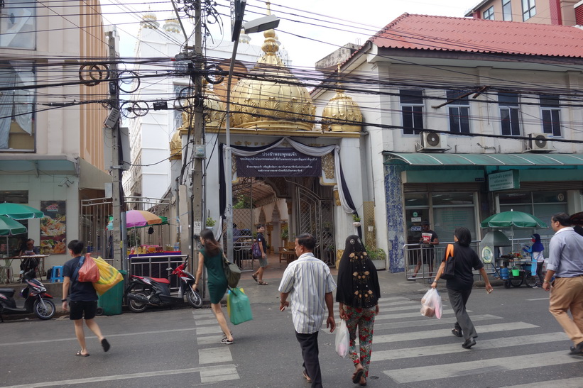 Gurudwara Sri Guru Singh Sabha sägs vara det näst största sikh-templet i världen utanför Indien, Little India, Bangkok. Själv hade jag problem att hitta entrén till templet som kan ses på bilden.