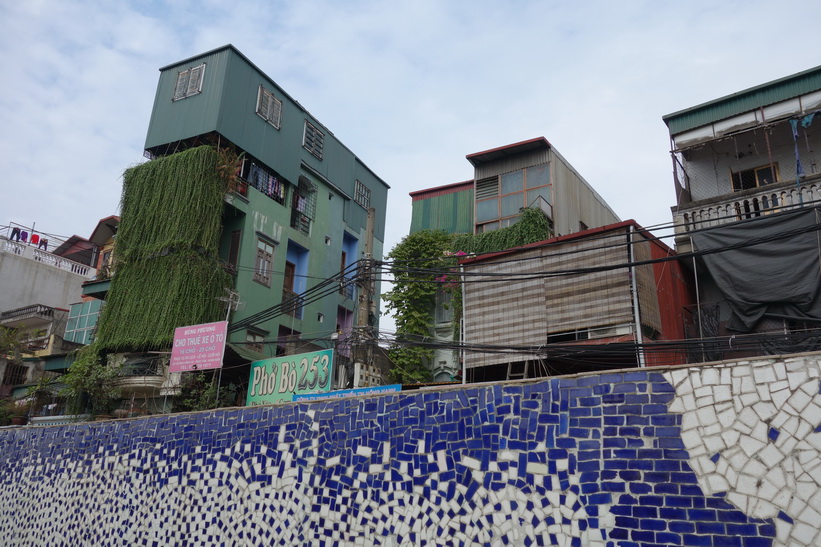 Ett bra exempel på de smala fasader som eftersträvas för att få lägre fastighetsskatt, Hanoi.