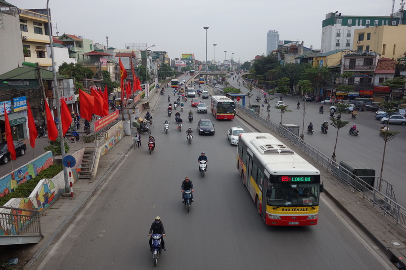 Trafiken en bit nedanför Long Bien Railway Station, Hanoi.