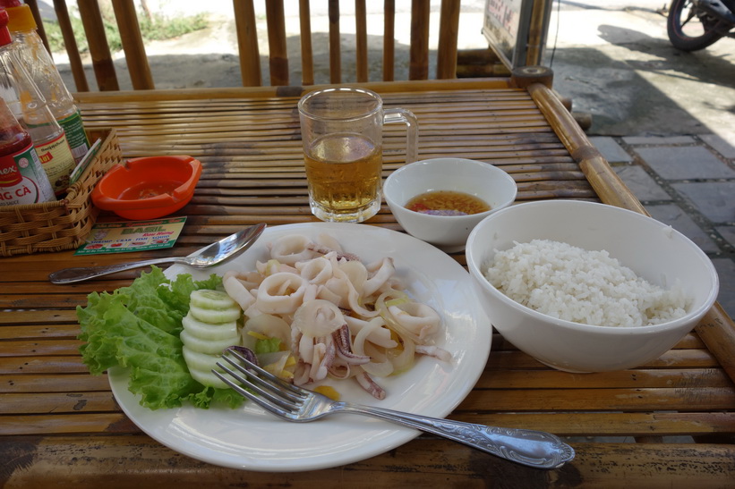 Bläckfisk-lunch och några Bia Hoi, Hoi An.