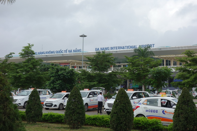 Här lämnar jag Da Nang international airport till fots för vidare promenad mot mitt hotell, Da Nang.