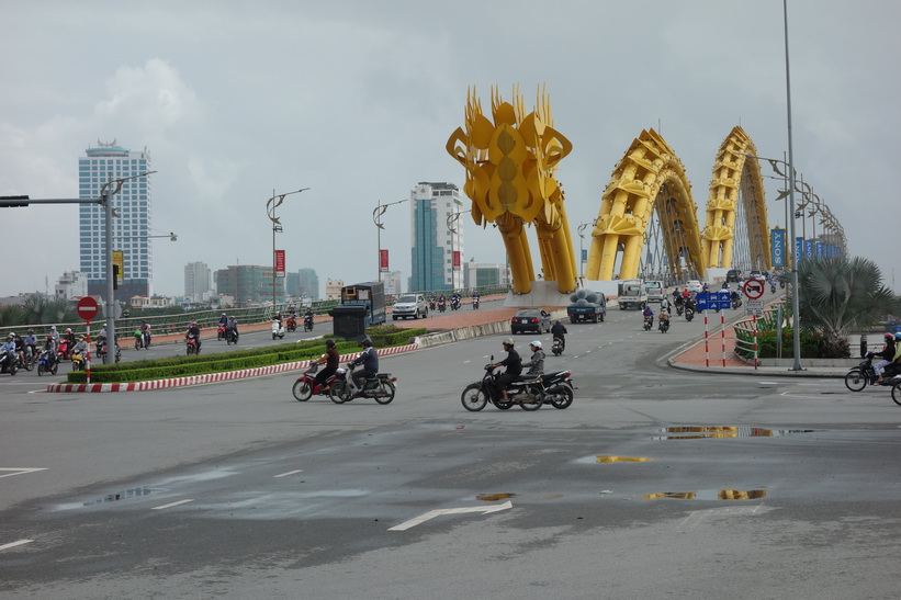 Här stöter jag på stadens Dragon Bridge för första gången, Da Nang.