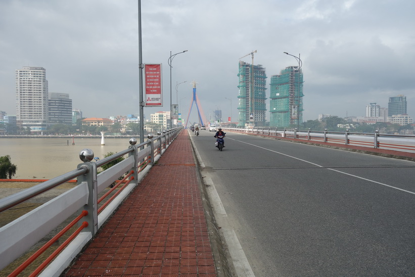 Hàn River Bridge som ligger norr om Dragon Bridge, Da Nang.