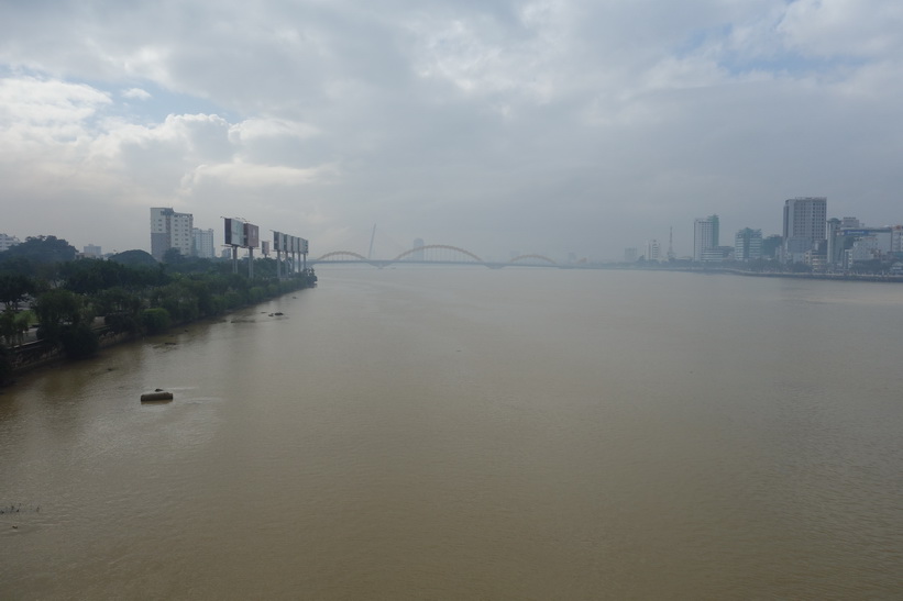 Vy mot Dragon Bridge från Hàn River Bridge, Da Nang.