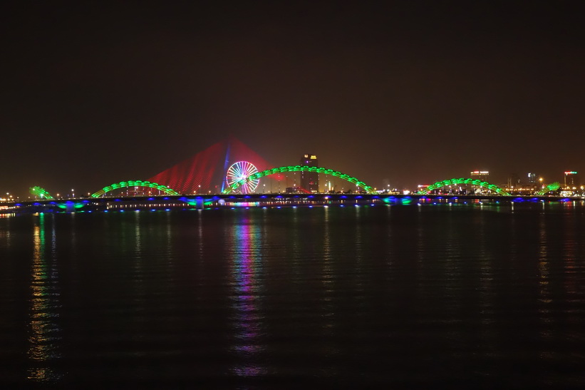 Kvällsvy mot Dragon Bridge från Hàn River Bridge, Da Nang.