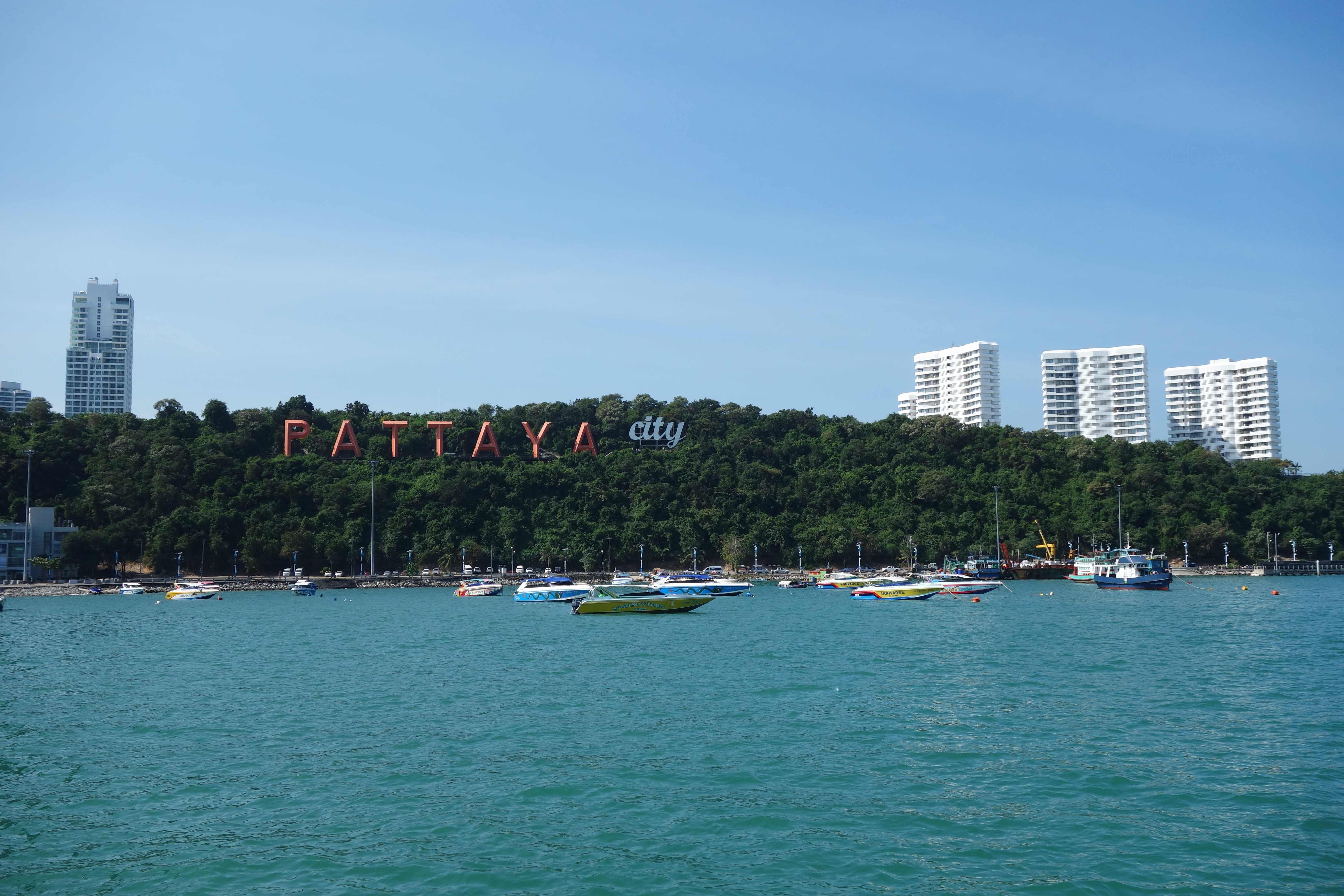 Den berömda Pattaya City-skylten sedd från Bali Hai Pier, Pattaya.