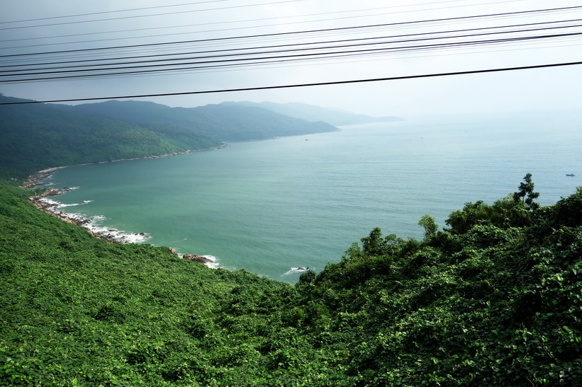 Bach Ma National Park från tågfönstret mellan Da Nang och Hue.