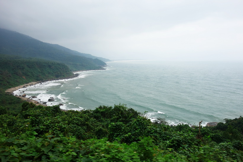 Bach Ma National Park från tågfönstret mellan Da Nang och Hue.