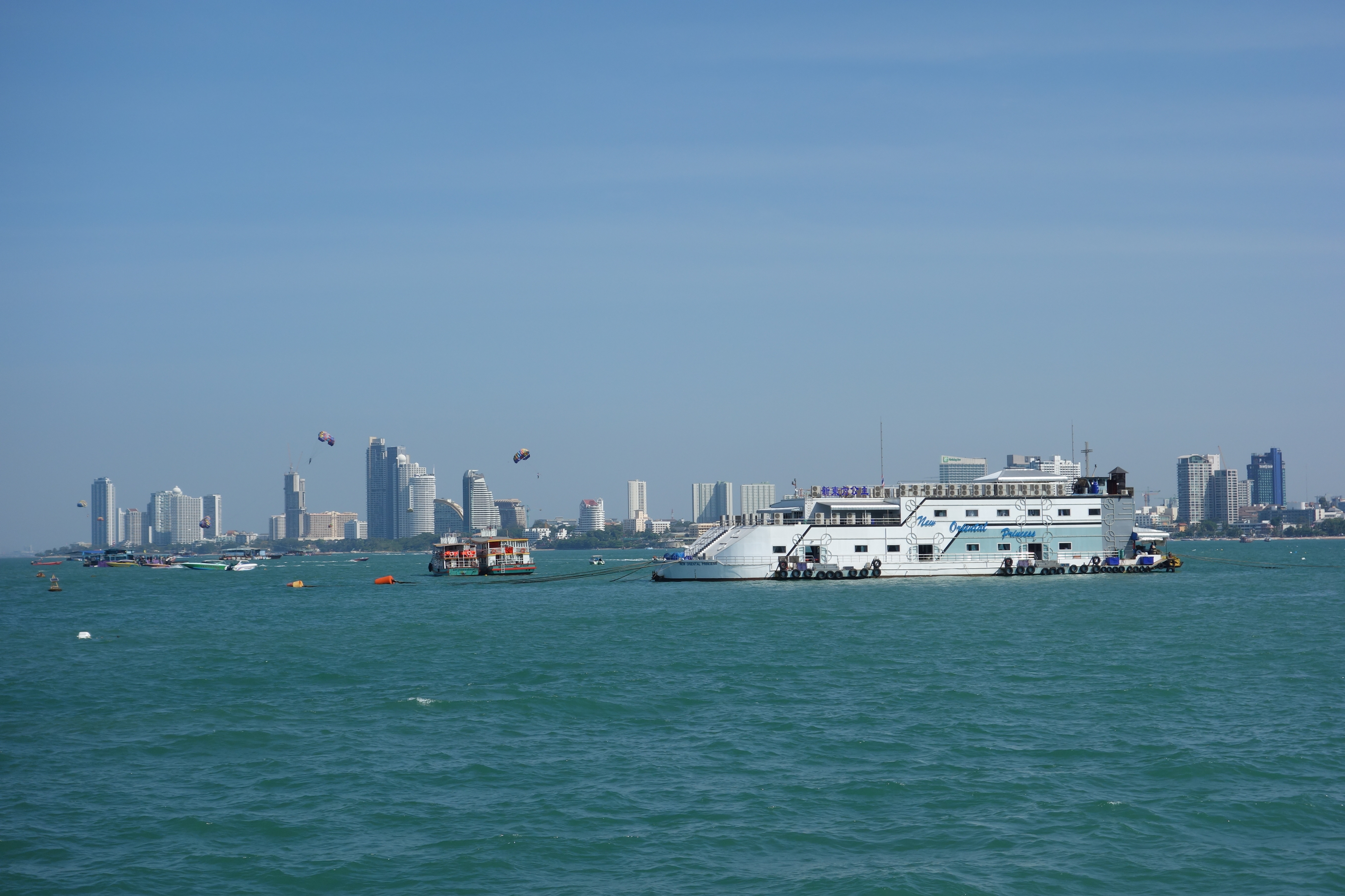 Pattaya skyline sedd från färjan ut till Koh Larn, Pattaya.