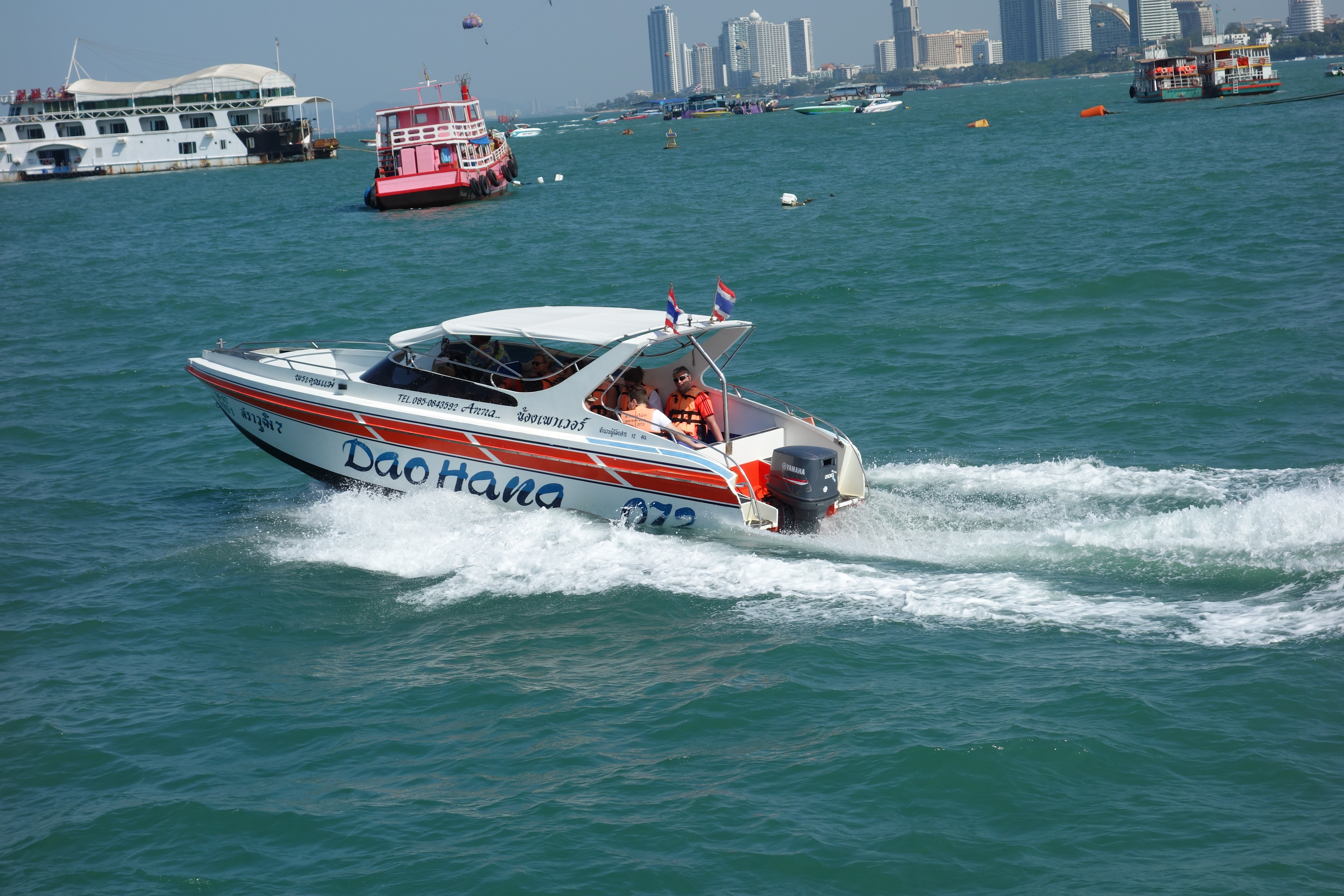 En del turister väljer speedboat ut till Koh Larn eller andra öar i skärgården.