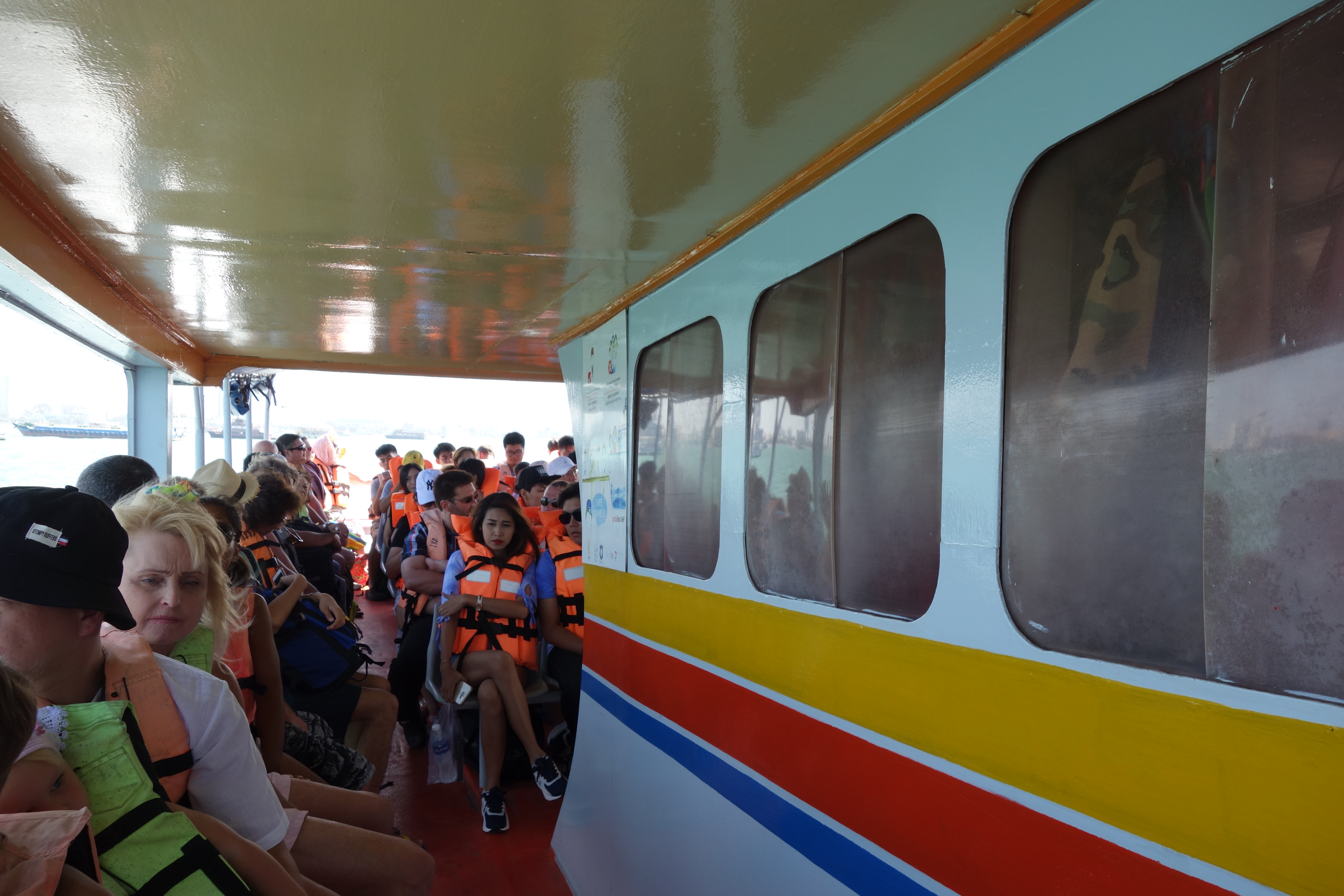 Ombord på färjan till Koh Larn, Pattaya.