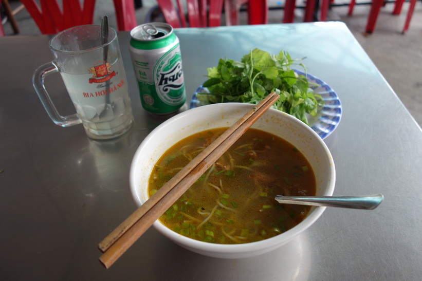 Bún bò Huế till lunch på restaurang Quan Bun Bo Hue, Hue.