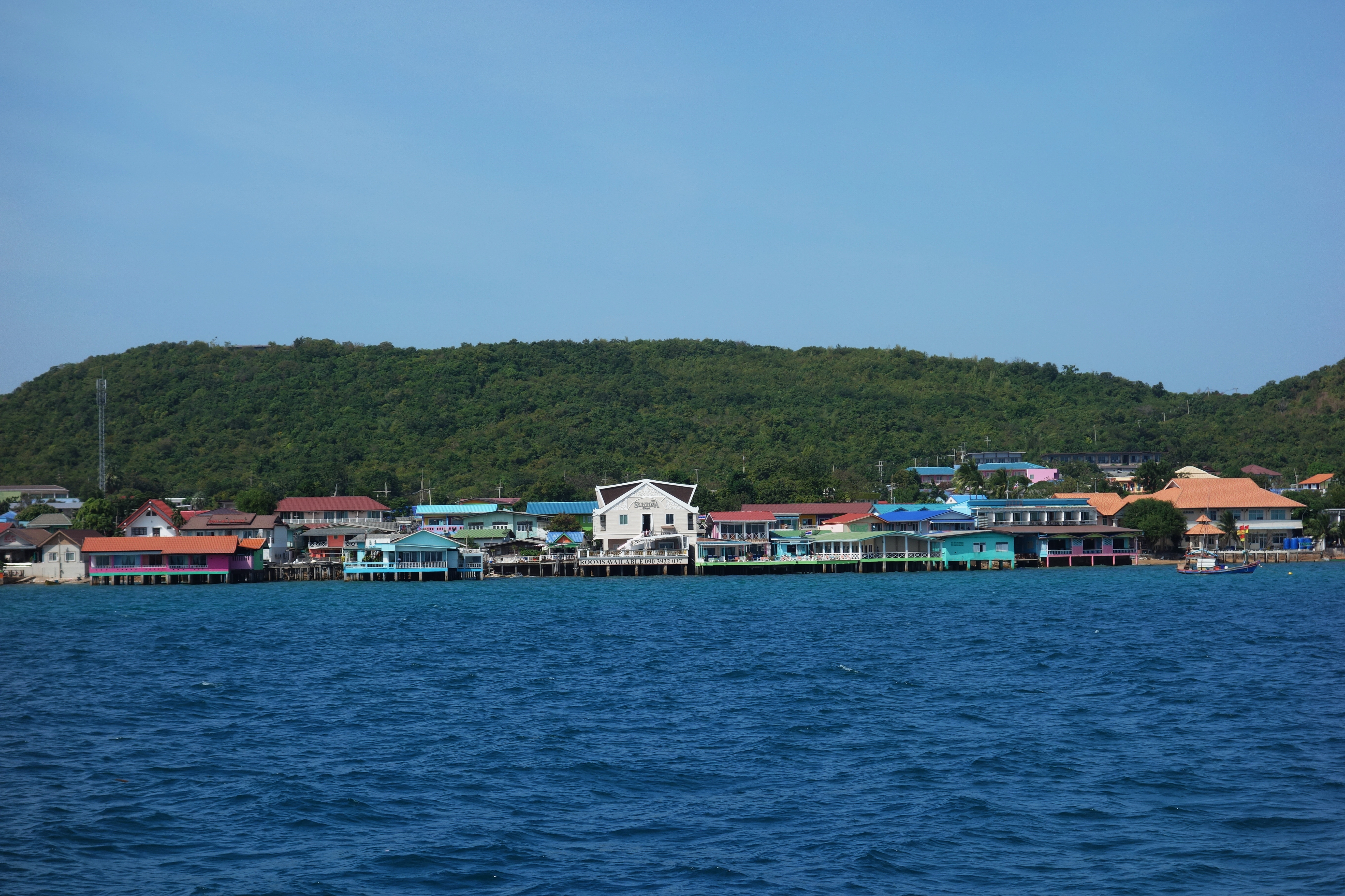 Båten börjar närma sig piren i Na Baan, Koh Larn.