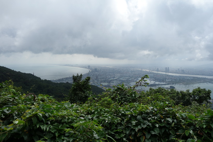 Utsikt över Da Nang en bit nedanför toppen av Son Tra Mountain (Monkey Mountain).