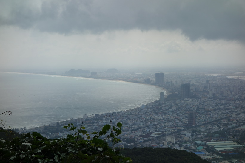 Utsikt över Da Nang en bit nedanför toppen av Son Tra Mountain (Monkey Mountain).