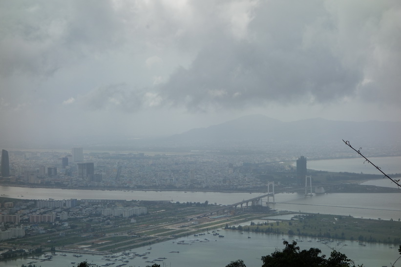 Utsikt över Da Nang en bit nedanför toppen av Son Tra Mountain (Monkey Mountain).