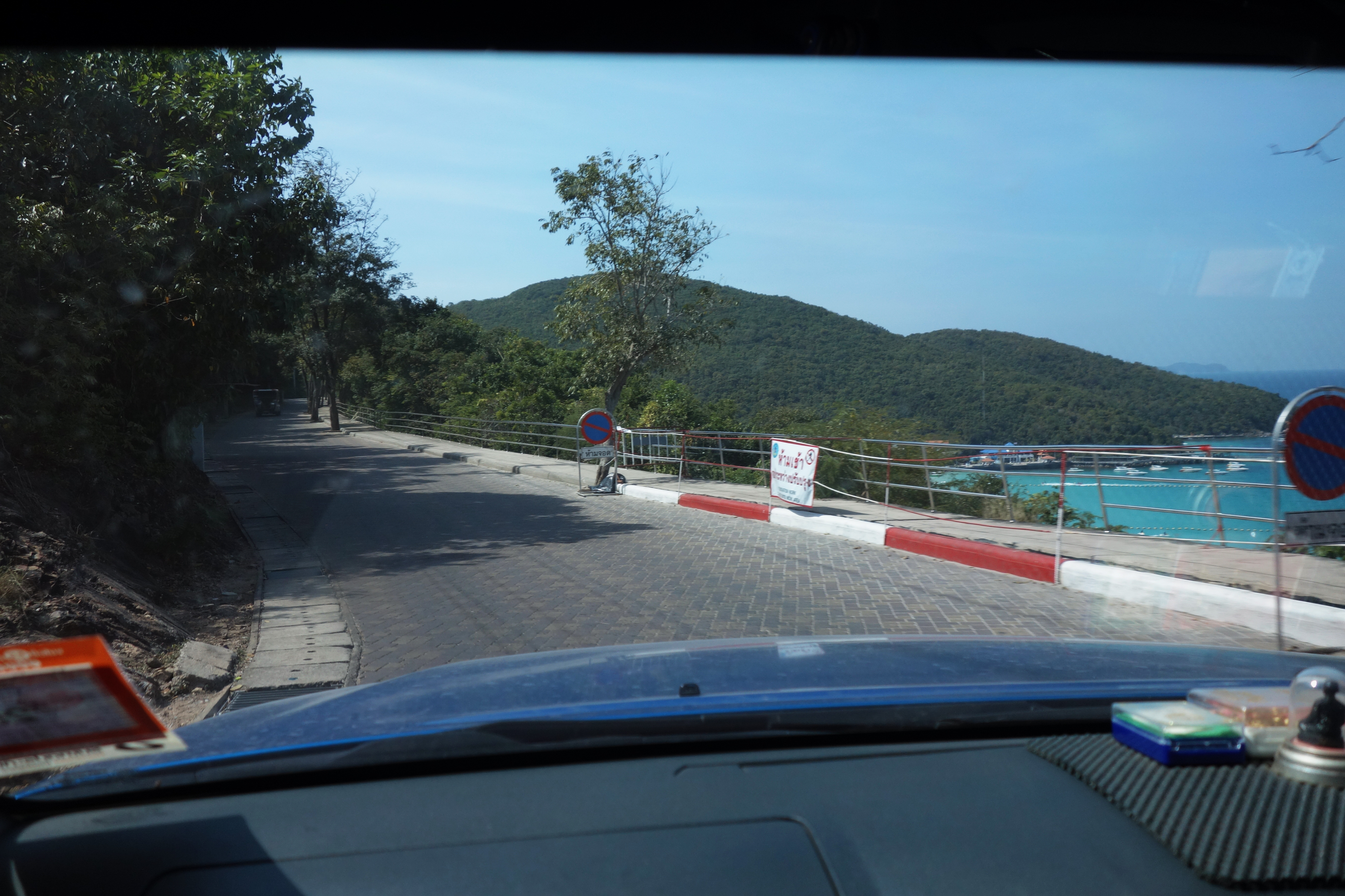 På väg till Tawaen Beach i songthaew, Koh Larn.