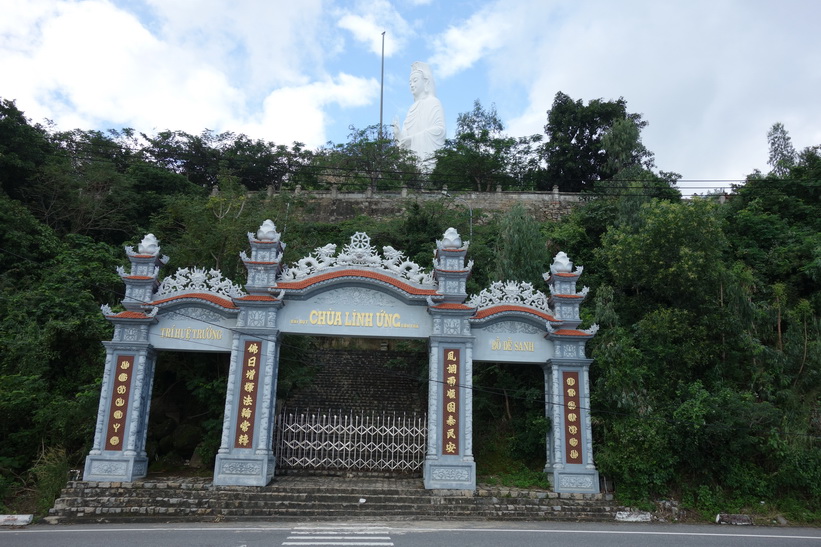 Vacker entré i förgrunden och Lady Buddha i bakgrunden, Da Nang.