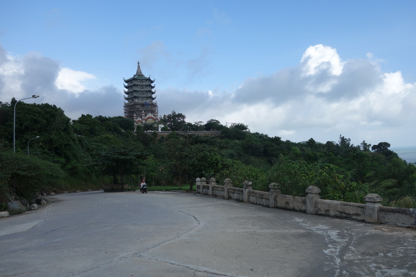 Sista biten upp till det buddhistiska templet Chùa Ling Ung – Bãi Bụt, Da Nang.