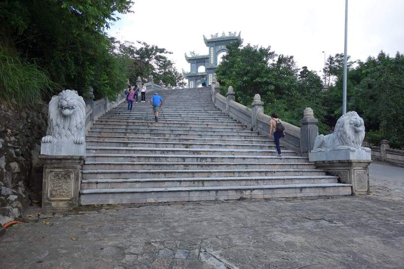 Den grandiosa trappan upp till det buddhistiska templet Chùa Ling Ung – Bãi Bụt, Da Nang.