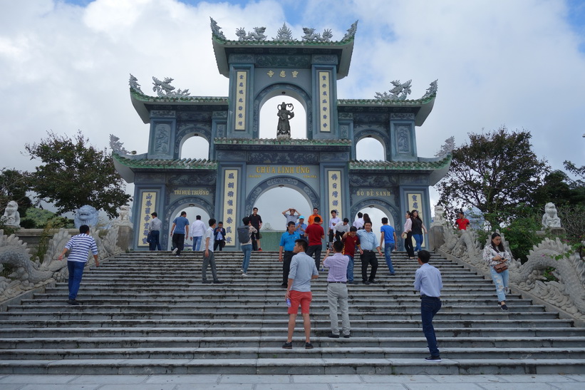 Den vackra entrén till det buddhistiska templet Chùa Ling Ung – Bãi Bụt, Da Nang.