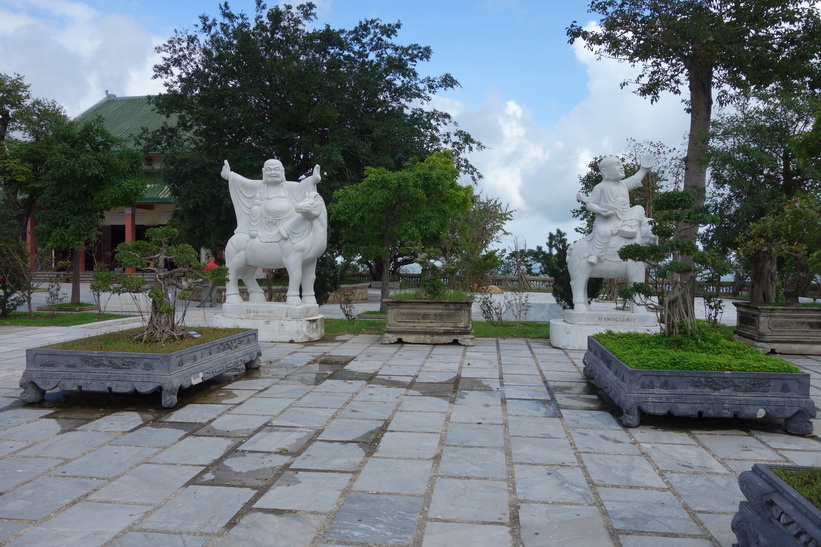 Tempelgården vid Chùa Ling Ung – Bãi Bụt-templet, Da Nang.