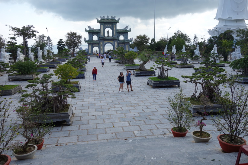 Tempelgården vid Chùa Ling Ung – Bãi Bụt-templet med den vackra entrén i bakgrunden, Da Nang.