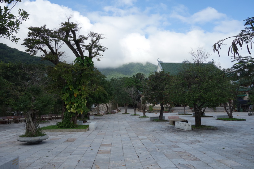 Tempelgården vid Chùa Ling Ung – Bãi Bụt-templet, Da Nang.