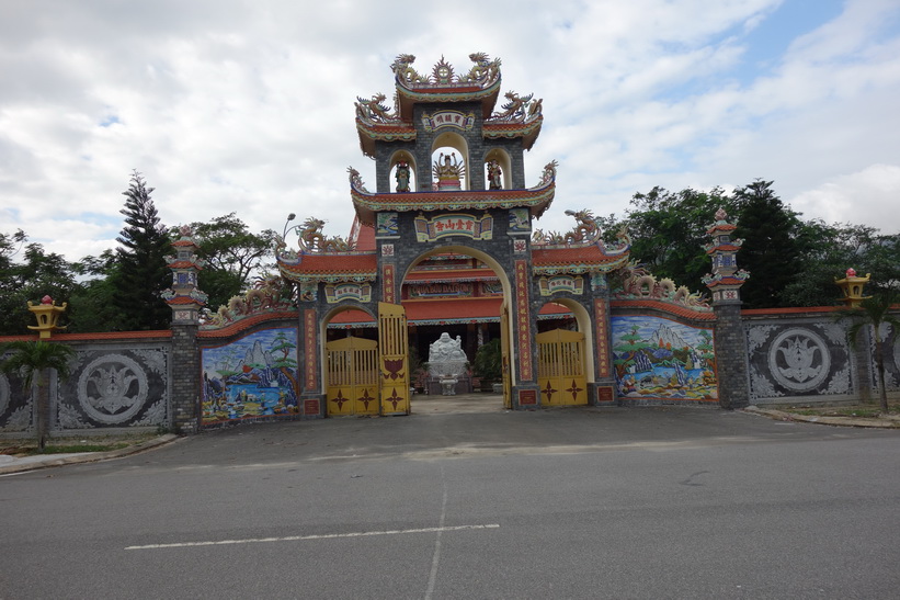 Tempel längs gatan Hoàng Sa som går parallellt med China Beach, Da Nang.