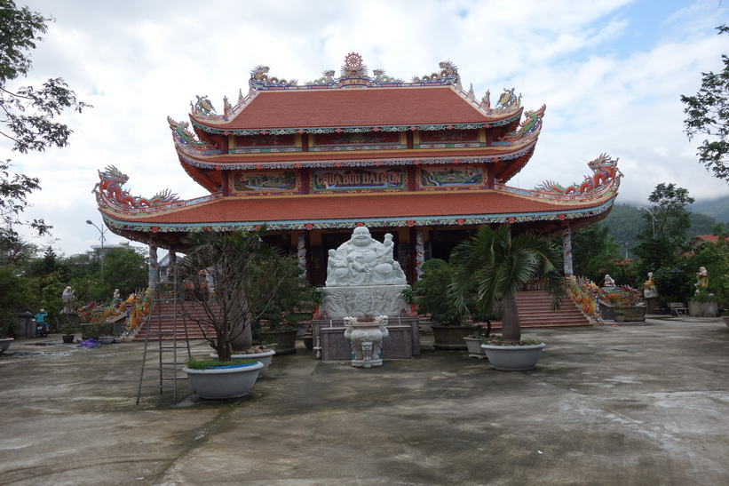 Tempel längs gatan Hoàng Sa som går parallellt med China Beach, Da Nang.