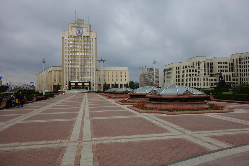 Den högsta byggnaden i bild är Belarusian State Pedagogical University, Independence Square, Minsk.