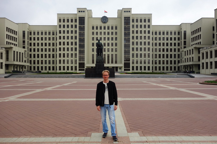 Stefan framför Lenin-statyn och House of Government, Independence Square, Minsk.