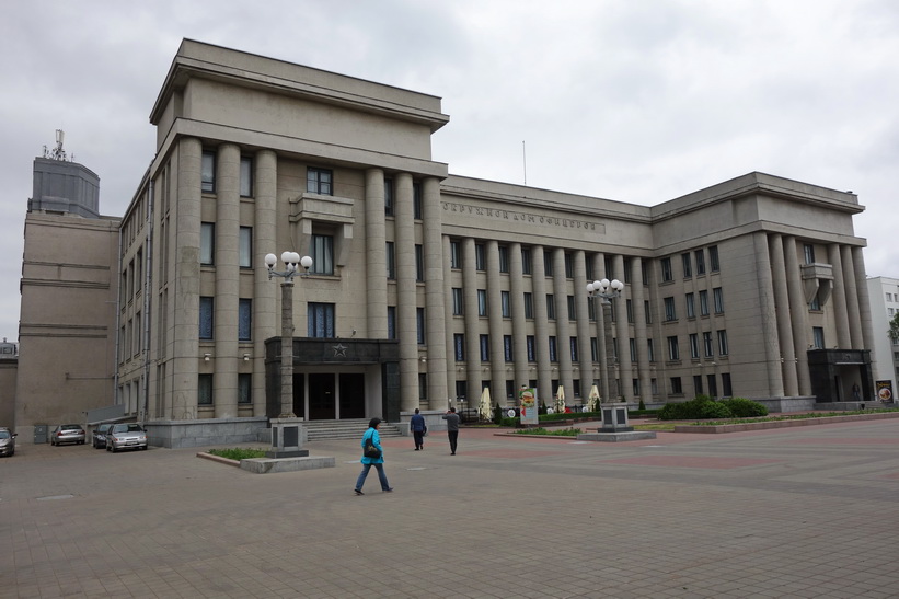 Central House of Officers, Minsk. Byggt 1939, och överlevde således kriget.